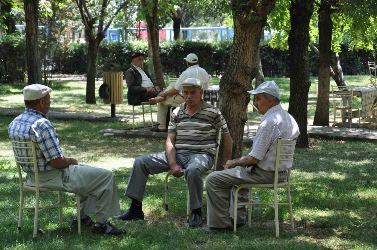 Uzmanlar aşırıcı sıcaklara karşı vatandaşları uyararak, sıcak havalarda susuzluk hissi