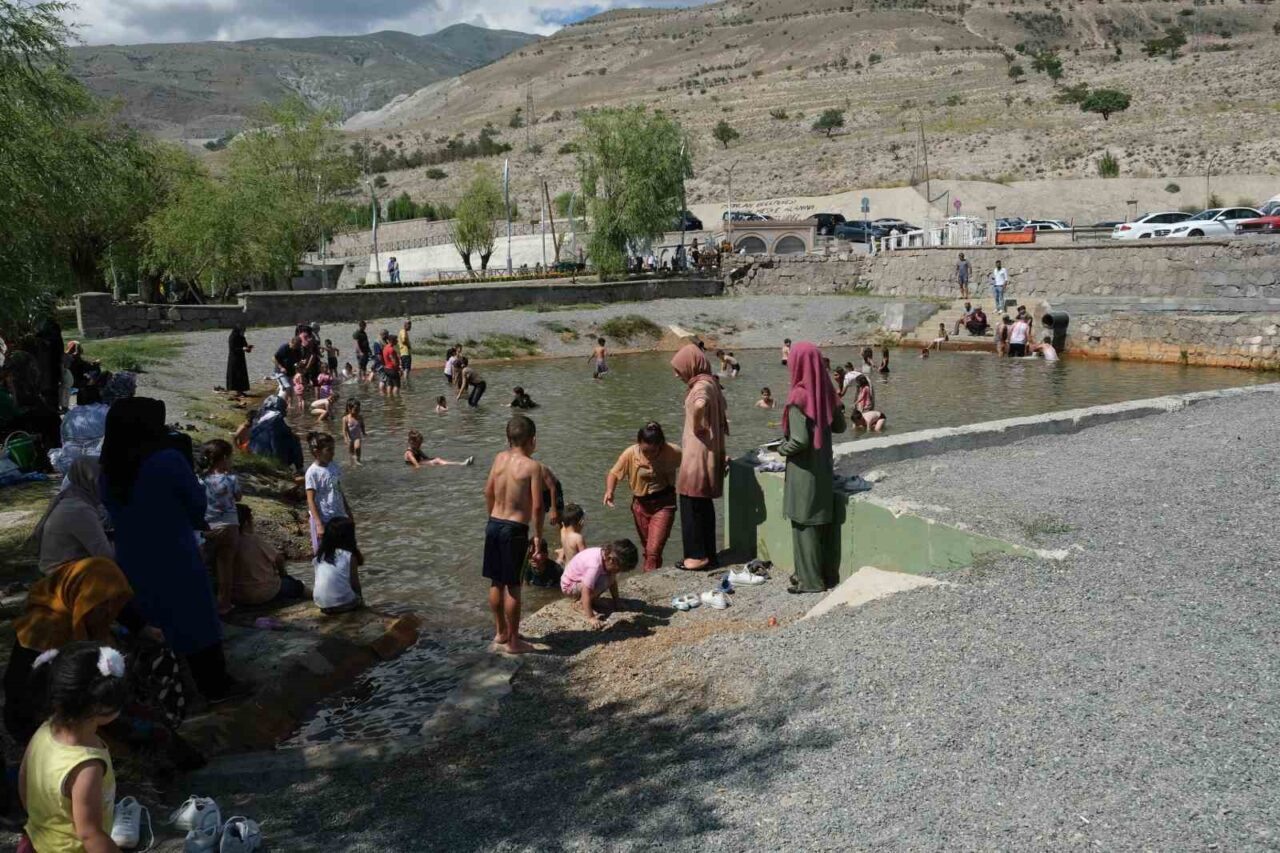 Erzincan’da aşırı sıcaklardan bunalan vatandaşlar Ekşisu Mesire Alanı’na akın etti.