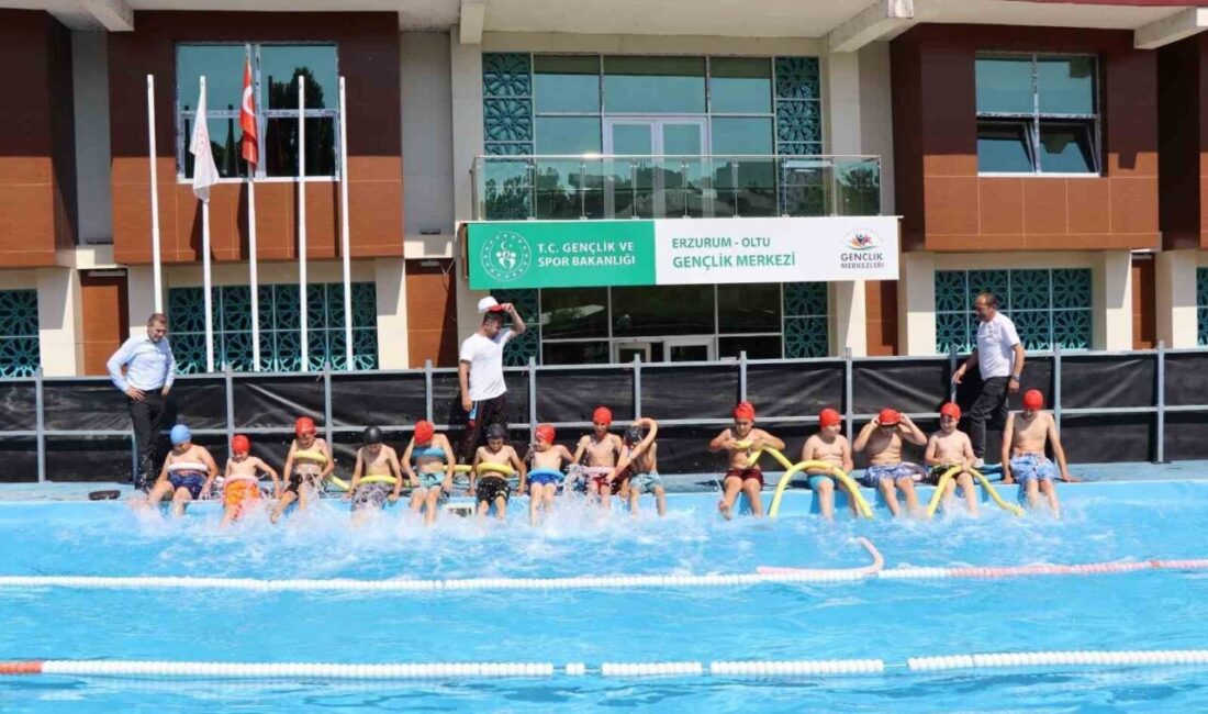 Erzurum’un Oltu ilçesinde sıcaktan bunalan çocuklar yüzme kurslarına akın etti.