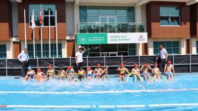 Erzurum’un Oltu ilçesinde sıcaktan bunalan çocuklar yüzme kurslarına akın etti.