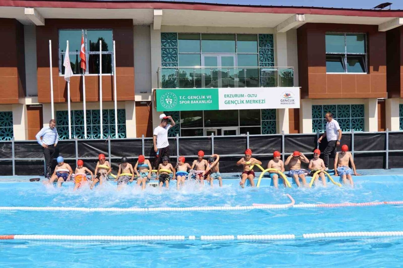Erzurum’un Oltu ilçesinde sıcaktan bunalan çocuklar yüzme kurslarına akın etti.