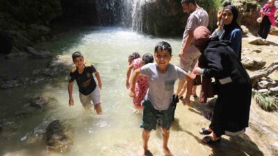 Girlevik Şelalesi yerli ve yabancı turistleri ağırlıyor. Erzincan’da “Doğal Sit-Nitelikli