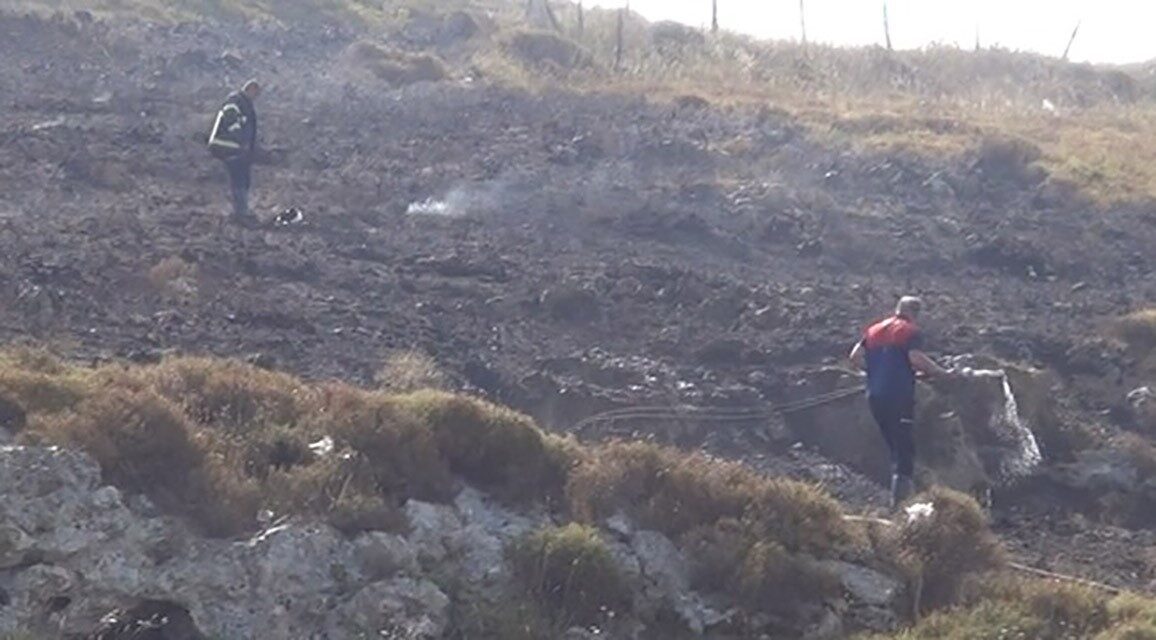 Sinop’ta çalılık alanda çıkan yangın kısa sürede söndürüldü. Alevlerin arasında