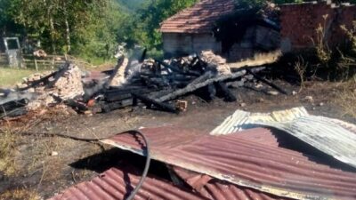 Sinop’un Ayancık ilçesinde çıkan yangında iki ahşap ambar tamamen yanarak