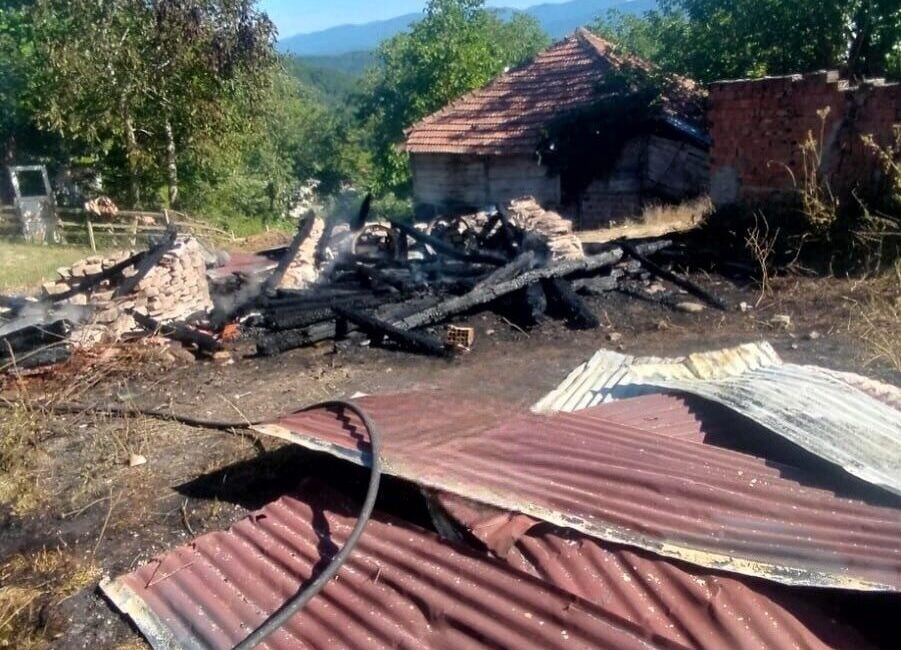 Sinop’un Ayancık ilçesinde çıkan yangında iki ahşap ambar tamamen yanarak