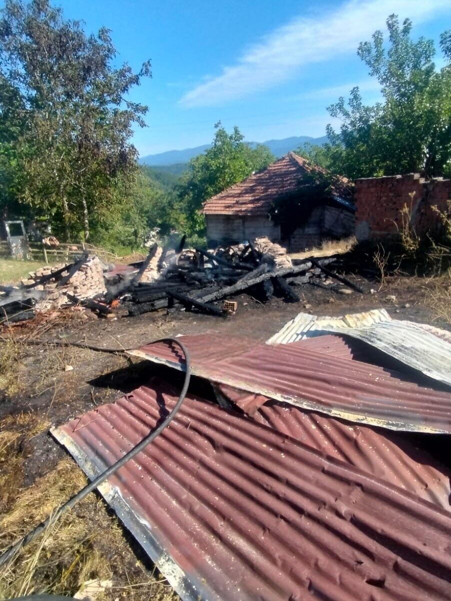 Sinop’un Ayancık ilçesinde çıkan yangında iki ahşap ambar tamamen yanarak