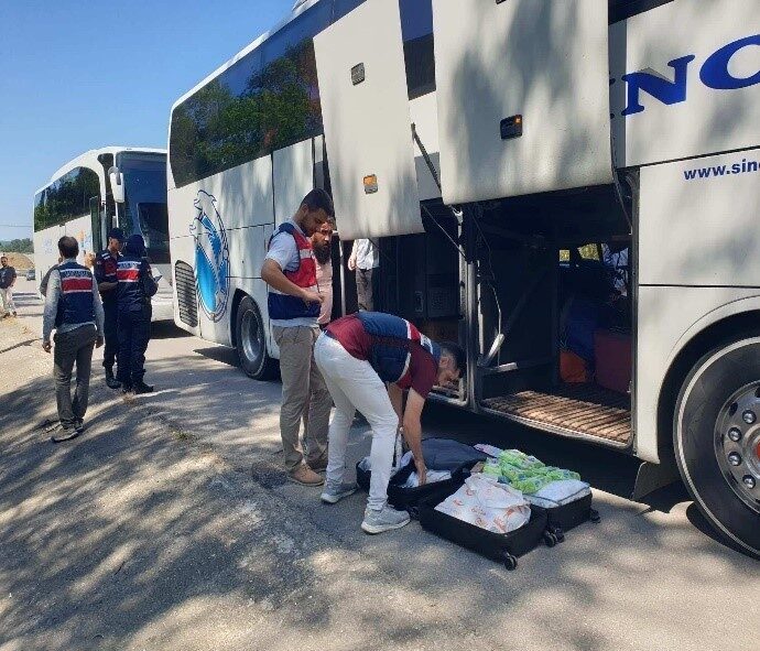 Sinop’ta jandarma ve göç idaresi ekipleri tarafından yapılan denetimde, 11