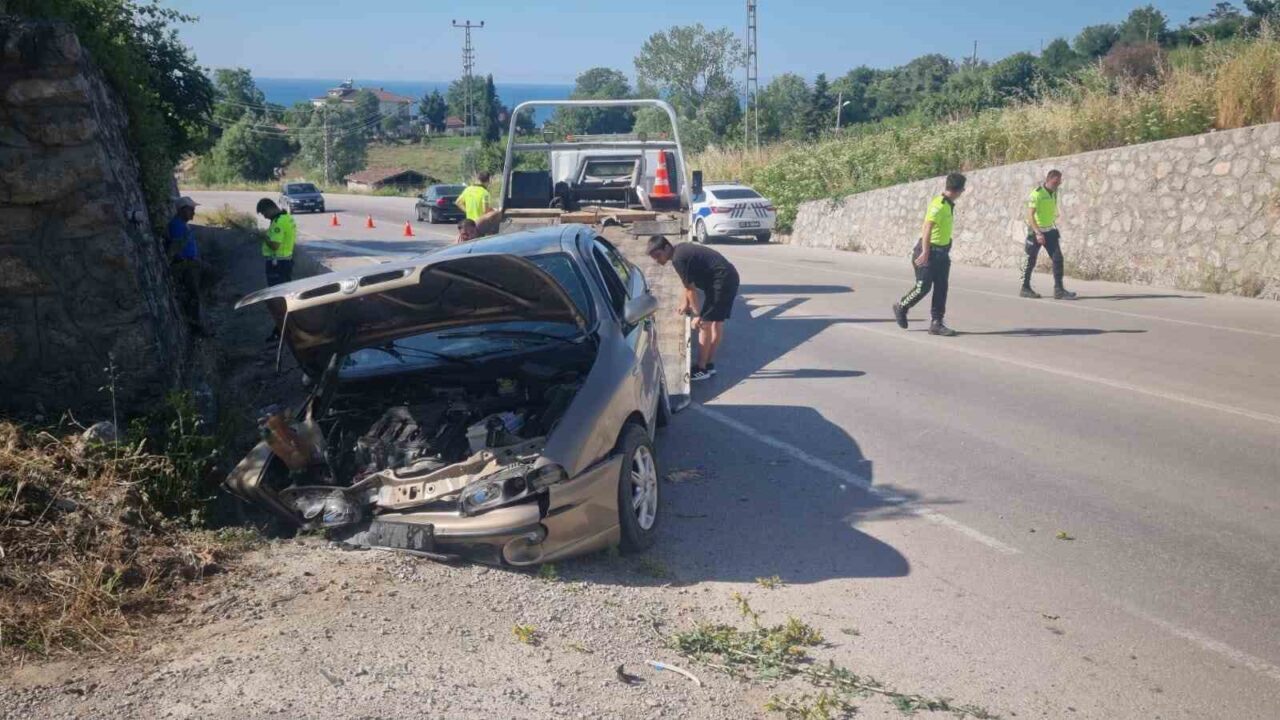 Sinop’ta otomobilin istinat duvarına çarptığı kazada 1’i bebek 3 kişi