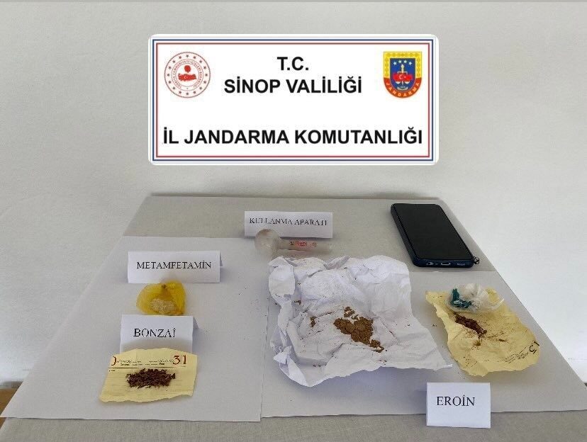Sinop’ta yolcu otobüsünde yapılan kontrolde eroin, metamfetamin ve bonzai ele