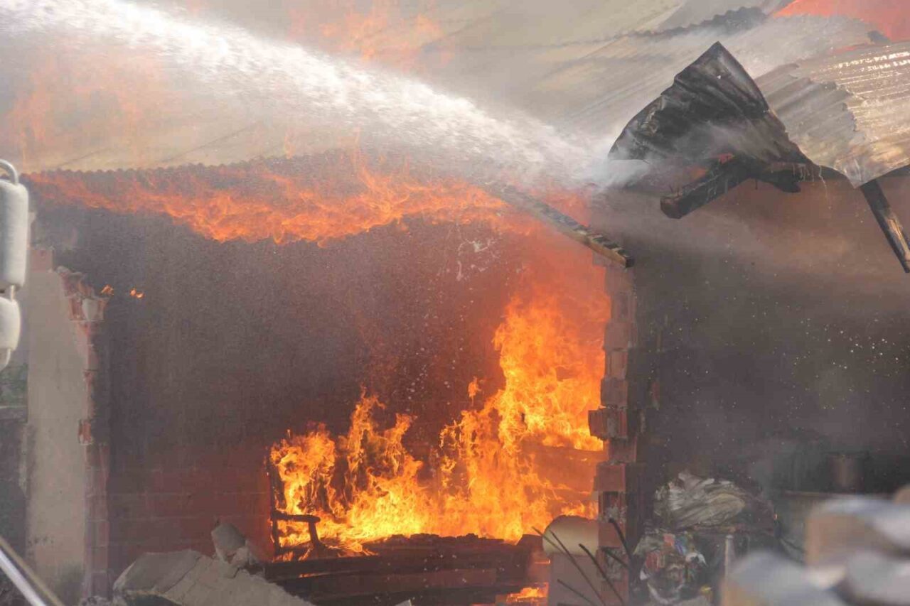 Sivas’ta çıkan yangında 5 odunluk, 1 samanlık ve 9 dönümlük