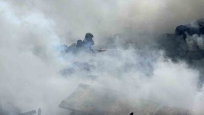 Sivas’ta atık malzemelerin biriktirildiği kullanılmayan bir evin bahçesinde çıkan yangın,