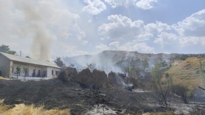 Sivas’ın Akıncılar ilçesinde çıkan yangında bazı evler zarar gördü. Alevler