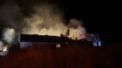 Sivas’ın İmranlı ilçesinde çıkan yangında samanlık, ahır ve ev alevlere