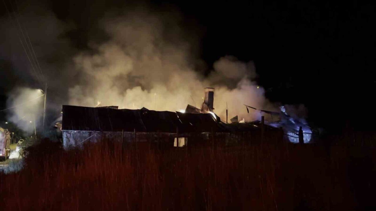 Sivas’ın İmranlı ilçesinde çıkan yangında samanlık, ahır ve ev alevlere