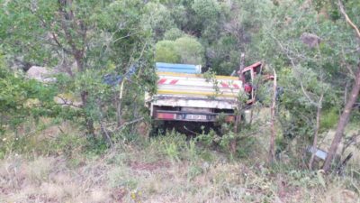 Sivas’ın Suşehri ilçesinde traktör yüklü kamyonetin şarampole uçtuğu kazada 3