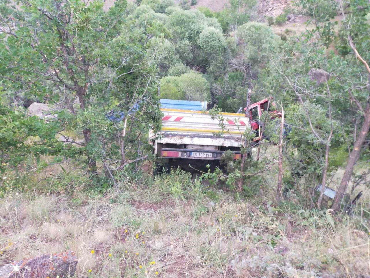 Sivas’ın Suşehri ilçesinde traktör yüklü kamyonetin şarampole uçtuğu kazada 3