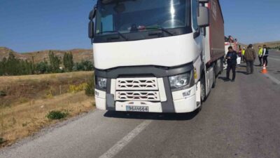 Sivas’ın İmranlı ilçesinde otomobilin tıra arkadan çarpması sonucu meydana gelen