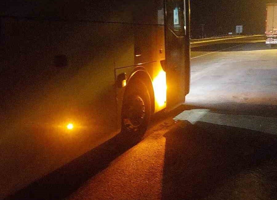 Sivas’ın Koyulhisar ilçesinde otoyoldan karşıya geçmeye çalışan yaya, yolcu otobüsünün