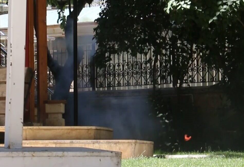 Sivas’ta cami bahçesinde bulunan şüpheli çanta paniğe neden oldu. Polis