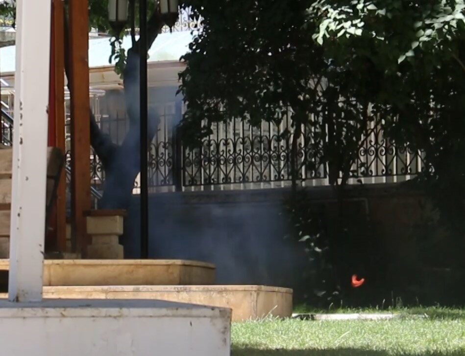 Sivas’ta cami bahçesinde bulunan şüpheli çanta paniğe neden oldu. Polis