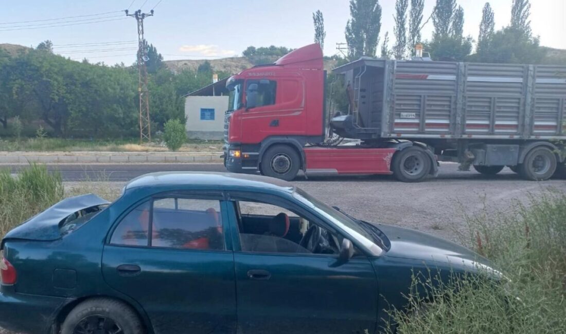 Sivas’ta tır ve otomobilin karıştığı kazada 2 kişi yaralandı. Edinilen
