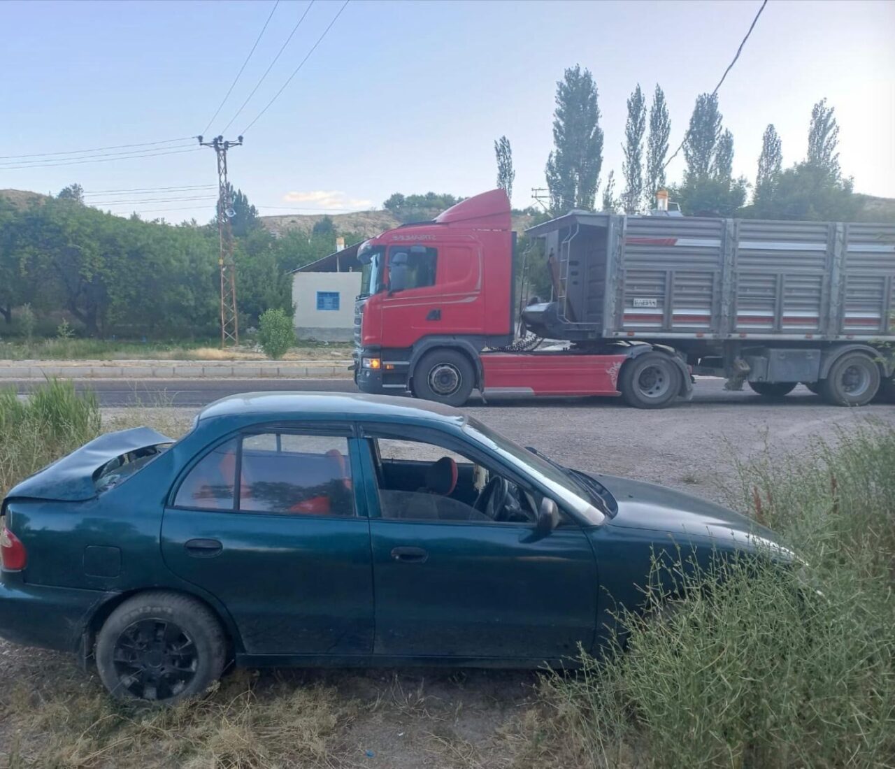 Sivas’ta tır ve otomobilin karıştığı kazada 2 kişi yaralandı. Edinilen