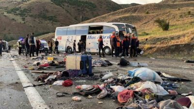 Sivas’ta kontrolden çıkan yolcu otobüsünün devrilmesi sonucu meydana gelen kazada