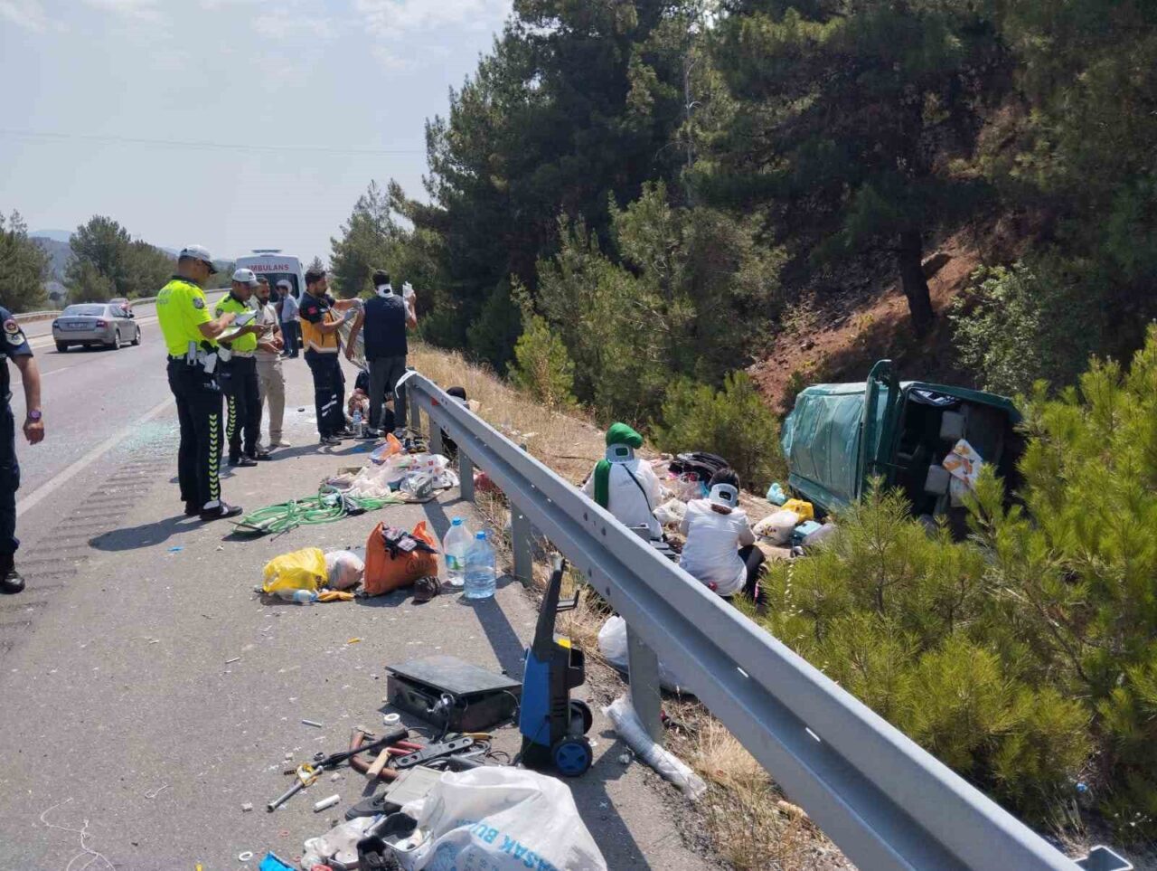 Sivas’ın Koyulhisar ilçesi Sarıkaya köyünde yoldan çıkan minibüs takla attı.