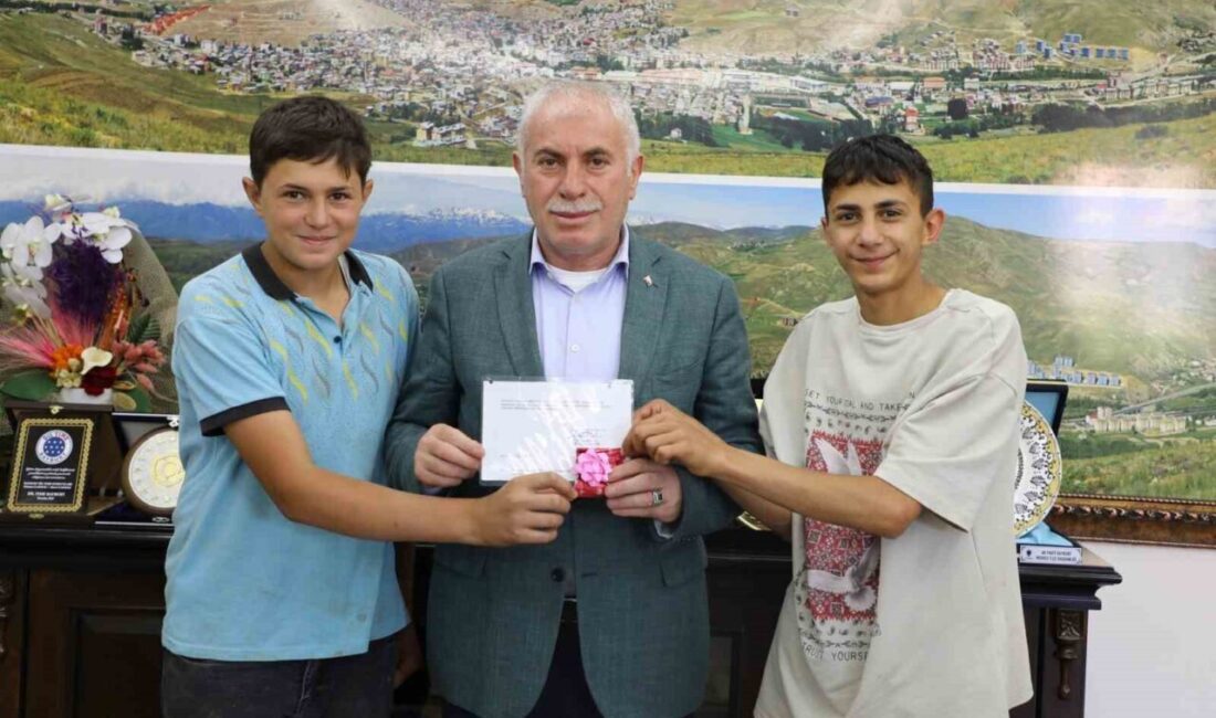 Bayburt Uluslararası Kültür ve Sanat Şölenleri kapsamında gökyüzünde uçurulan ikramiyeli