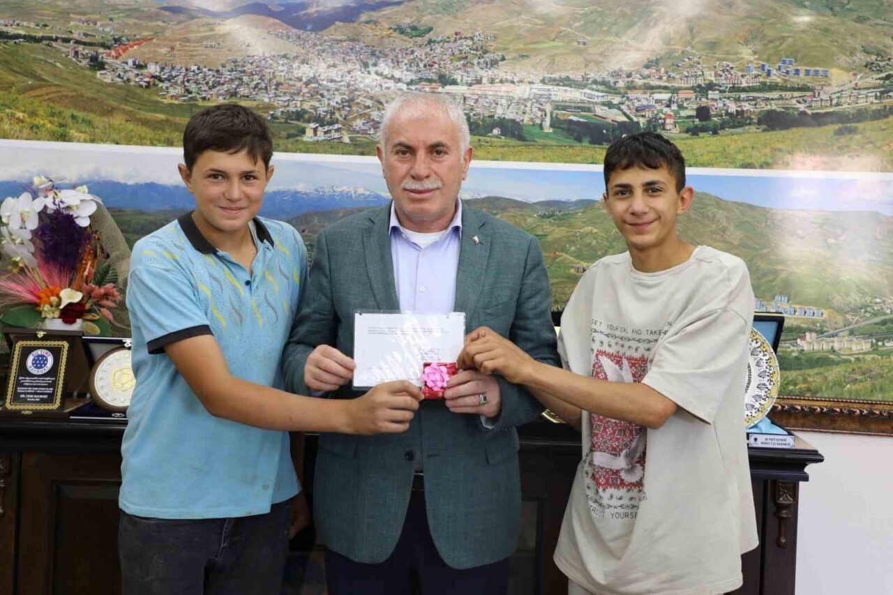 Bayburt Uluslararası Kültür ve Sanat Şölenleri kapsamında gökyüzünde uçurulan ikramiyeli