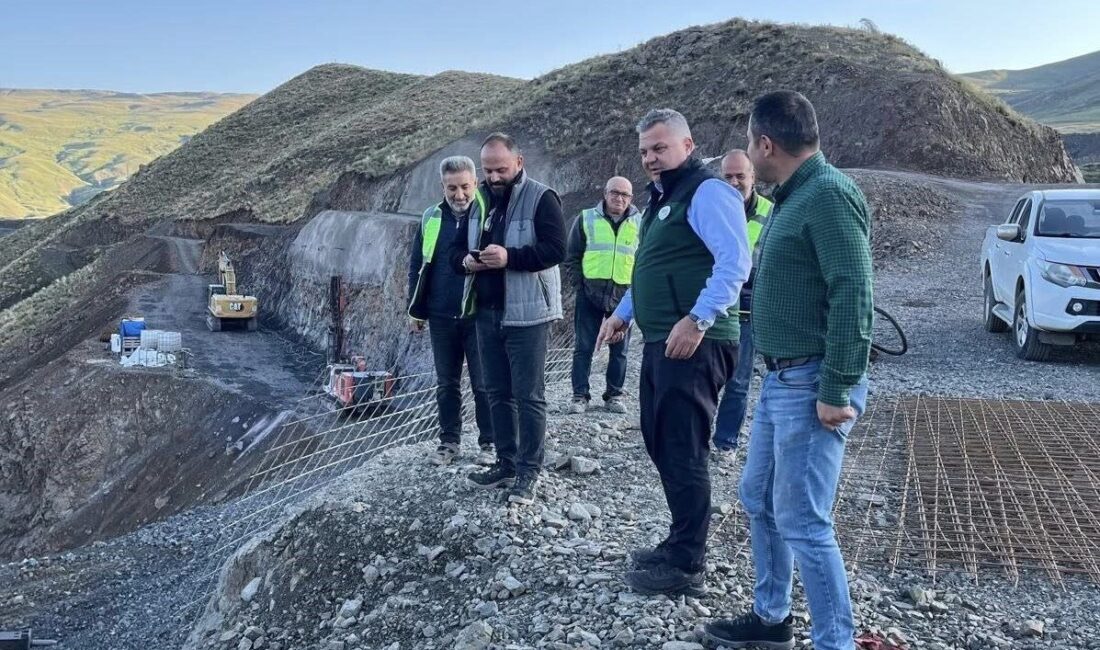 DSİ 8. Bölge Müdürü Oğuzhan Yavuz, Söylemez Barajı şantiyesinde incelemelerde