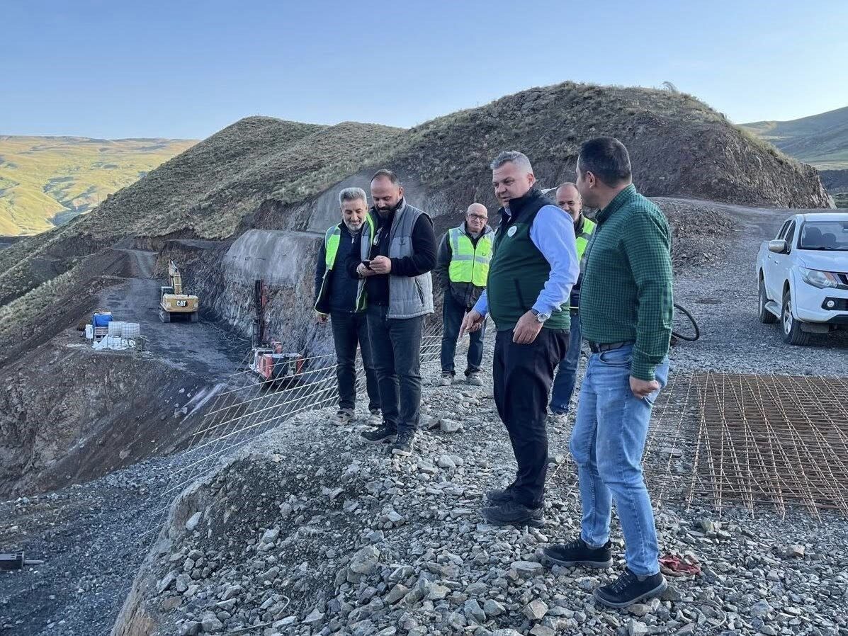 DSİ 8. Bölge Müdürü Oğuzhan Yavuz, Söylemez Barajı şantiyesinde incelemelerde