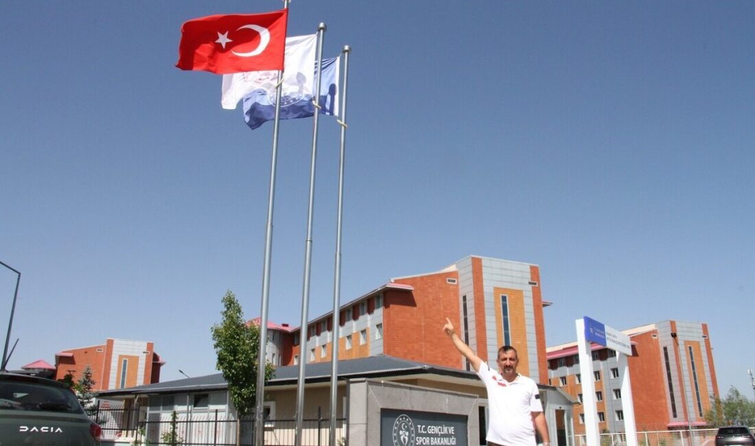 Spor tesislerindeki bayraklar yenilendi Spor Tesisleri ve Sahalar ile GSB Yurtlarının çehresini değiştirmek için