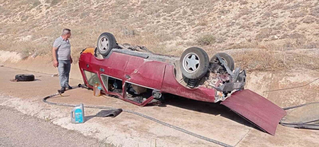 Sivas’ta direksiyon hakimiyetini kaybeden otomobil takla attı. Araçta bulunan 5