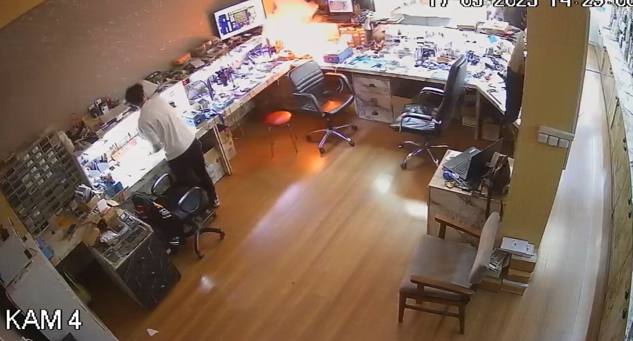 Kastamonu’da teknik servise tamir için getirilen cep telefonunun bataryası, işlem