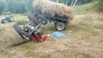 Kastamonu’nun Küre ilçesinde devrilen saman yüklü traktörün altında kalan sürücü