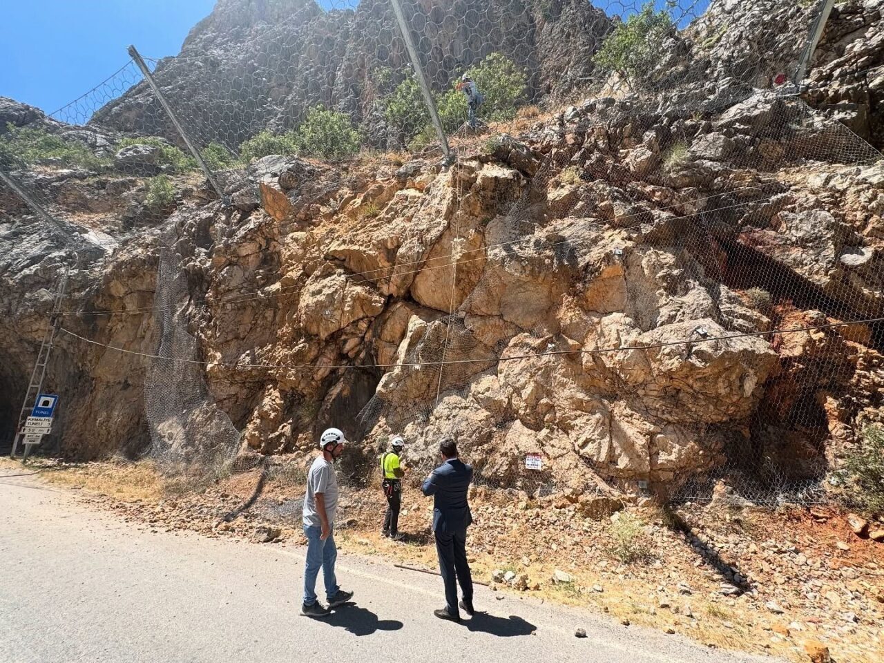 Dünyanın en zorlu yolları arasında gösterilen ve yerli yabancı turistlerin