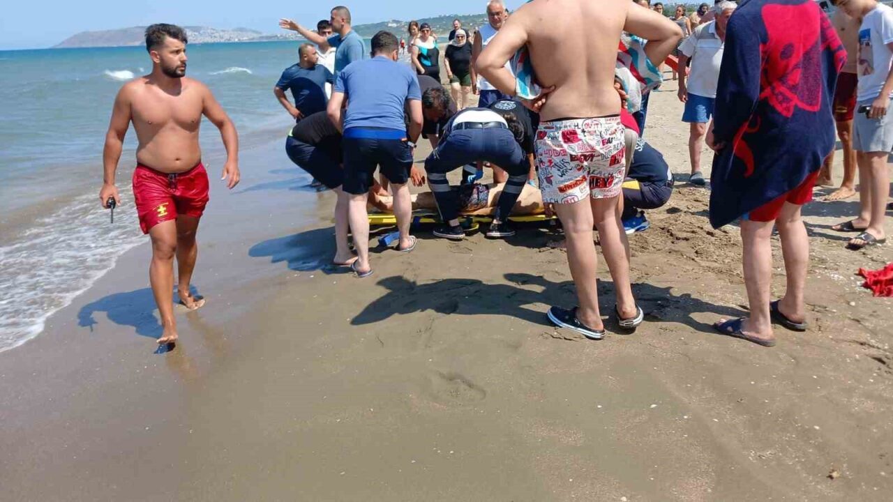 Kastamonu’dan tatil için geldikleri Sinop’ta serinlemek için denize giren iki