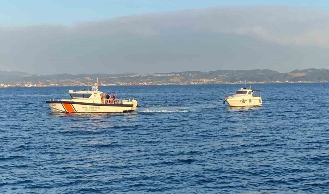 Kocaeli’nin Darıca ilçesinde arızalanan tekneden denize düşen şahsı kurtarmaya çalışırken