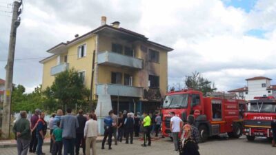 Kastamonu’nun Taşköprü ilçesinde televizyonun patlaması neticesinde çıkan yangında 3 katlı