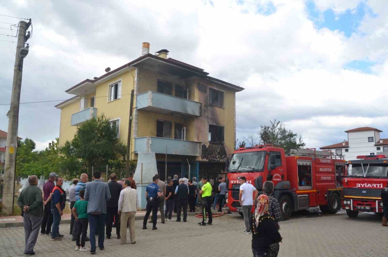 Kastamonu’nun Taşköprü ilçesinde televizyonun patlaması neticesinde çıkan yangında 3 katlı