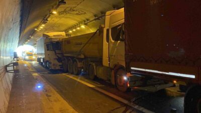 Kocaeli TEM Otoyolu Gültepe Tüneli’nde 3 tır ile hafriyat kamyonun