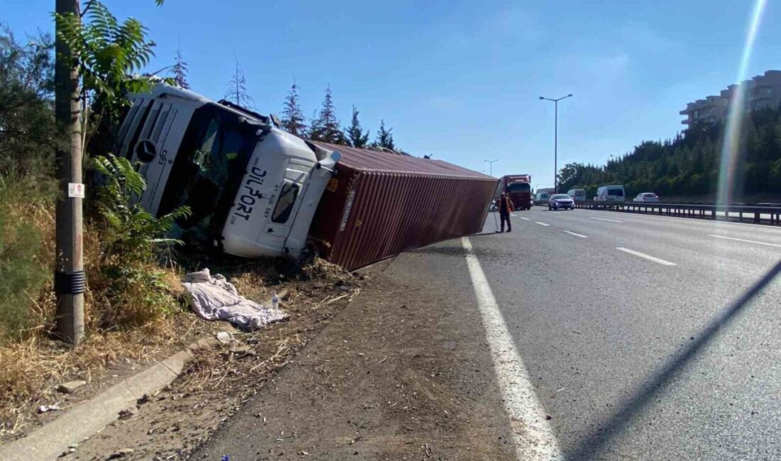 Kocaeli’nin İzmit ilçesi TEM otoyolu geçişinde konteyner yüklü tır devrildi.
