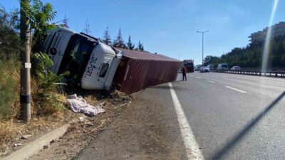 Kocaeli’nin İzmit ilçesi TEM otoyolu geçişinde konteyner yüklü tır devrildi.
