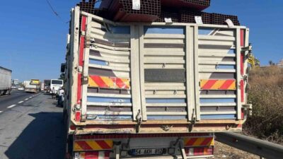 TEM Otoyolu’nun Kocaeli geçişinde şehirlerarası yolcu otobüsünün kamyona arkadan çarpması