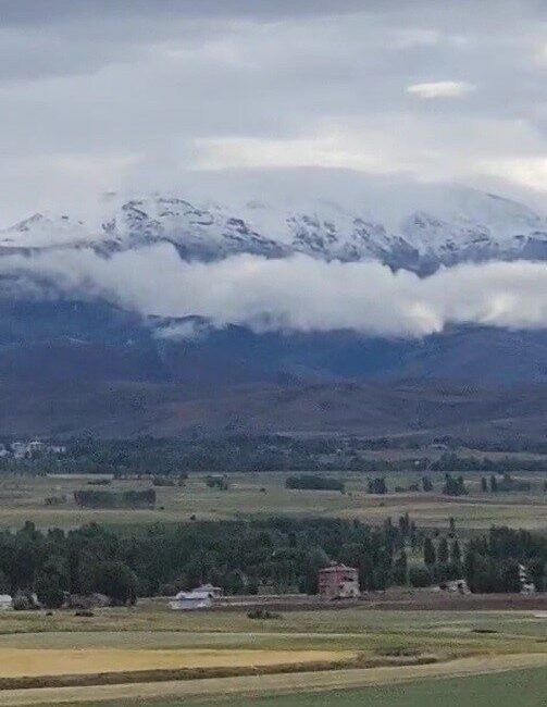 Bayburt’un 3 bin rakımlı Soğanlı Dağları’nın zirvelerine kar yağdı. Yüksek
