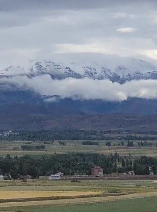 Bayburt’un 3 bin rakımlı Soğanlı Dağları’nın zirvelerine kar yağdı. Yüksek