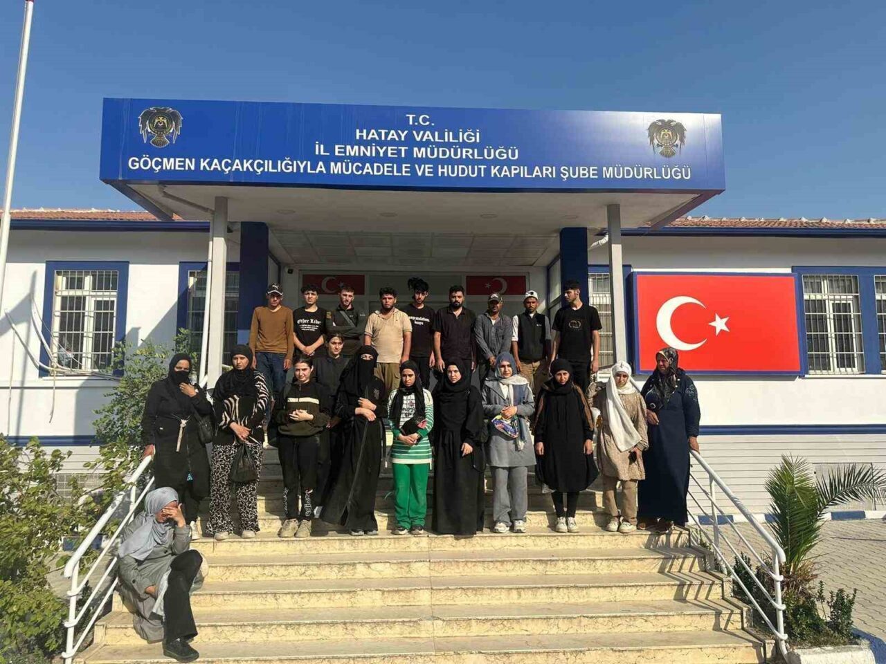 Hatay’da tıka basa insanla doldurulan minibüste 24 kaçak göçmen yakalandı.