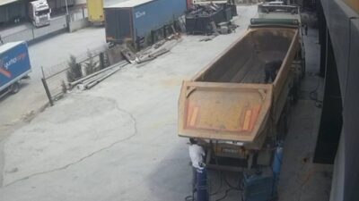 Kocaeli’nin Gebze ilçesinde, tamir edilen damperli tırının başında bekleyen şoförün,