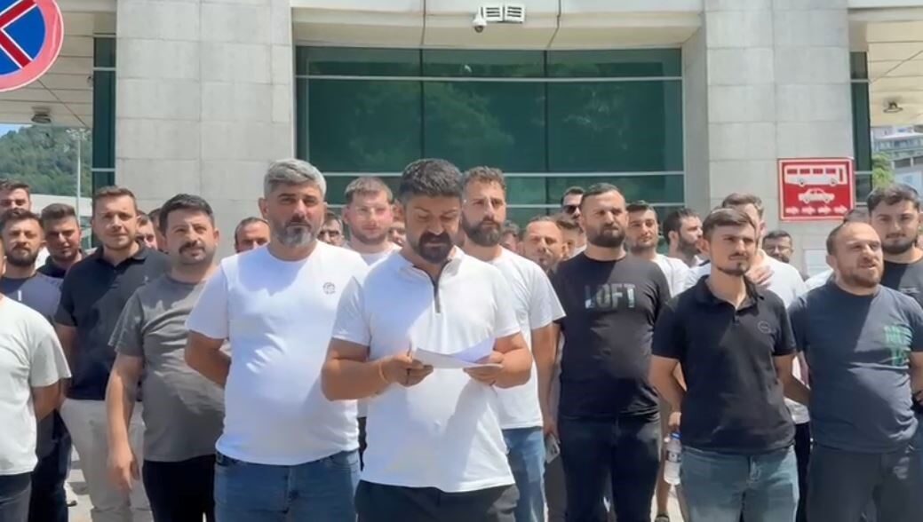 Tır sürücüleri Sarp Sınır Kapısı’nda Gürcistan’a tepki gösterdi Gürcistan’ın NCTS kurallarına uymaması ve Türk teminatlarını tanımaması nedeniyle Sarp